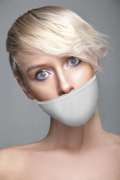 Mulher jovem bonito com faixa branca na boca — Fotografia de Stock