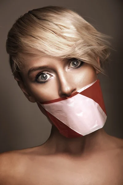 Рот женщины запечатан лентой с предупреждением Стоковое Изображение