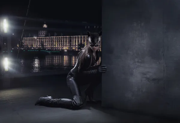 Fantastiska catwoman jakt på natten — Stockfoto