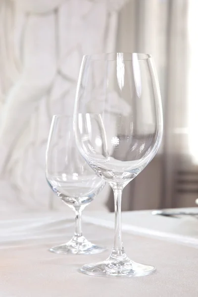 Şarap kadehleri masada. — Stok fotoğraf