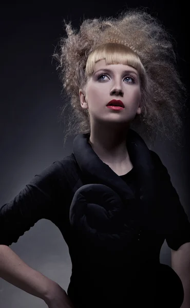 Fasion porträtt av snygg kvinna med fantastisk frisyr — Stockfoto