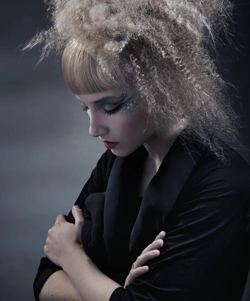 Mulher com penteado moderno — Fotografia de Stock