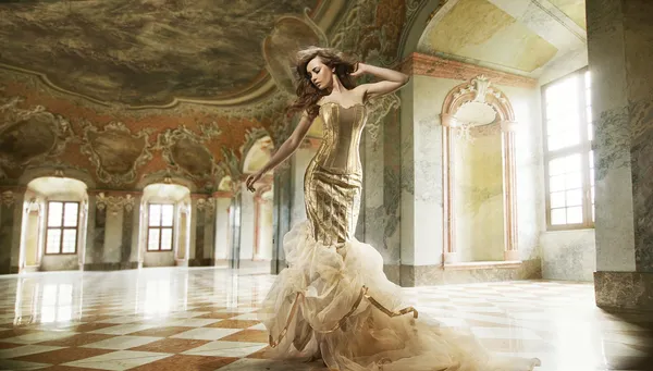 Fine Art Foto einer jungen Mode-Dame in einem stilvollen Interieur — Stockfoto