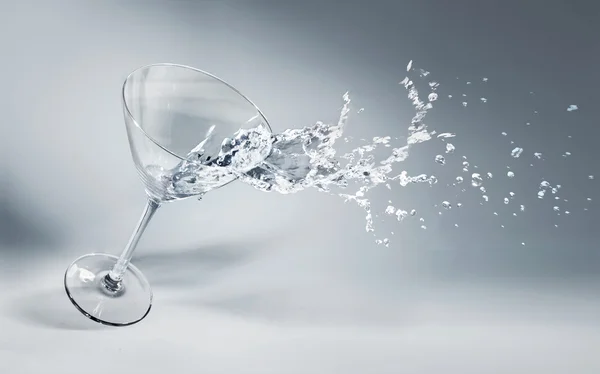 Glas water en ijs op een mooie achtergrond — Stockfoto