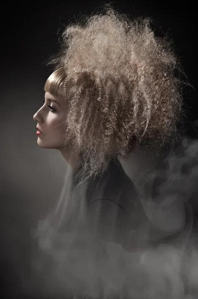 Foto fumegante de uma mulher com cabelo lindo — Fotografia de Stock