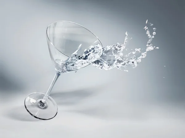 Bicchiere di acqua e ghiaccio su uno sfondo bello Fotografia Stock