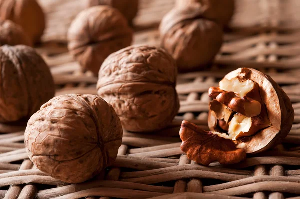 Орехи на простыне с капельками — стоковое фото