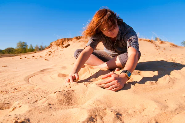 Girl playing with sand 2 — Stock Photo, Image