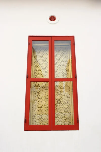 Mooi venster met Thaise stijl patroon binnen — Stockfoto