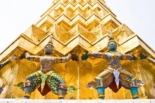 黄金の仏舎利塔をサポートしている悪魔 — ストック写真