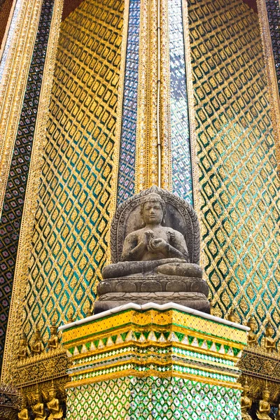 Baddha statue with wall of Thai pattern style — Stock Photo, Image