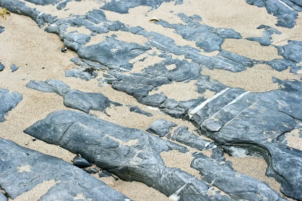 Камень и песок на пляже — стоковое фото