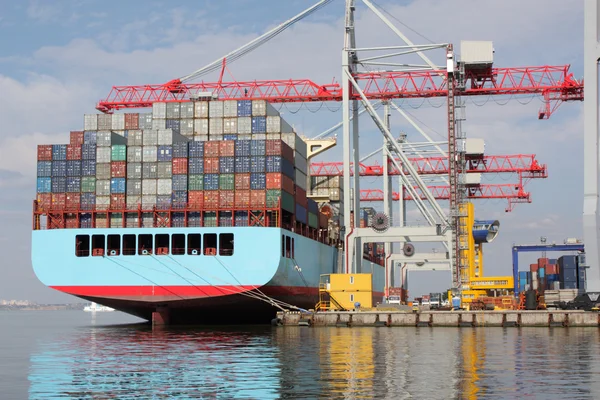 Морські контейнерні перевезення — стокове фото