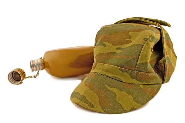 şişesi ve askeri şapkası