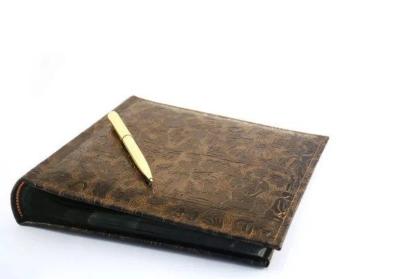 A caneta dourada com um álbum — Fotografia de Stock