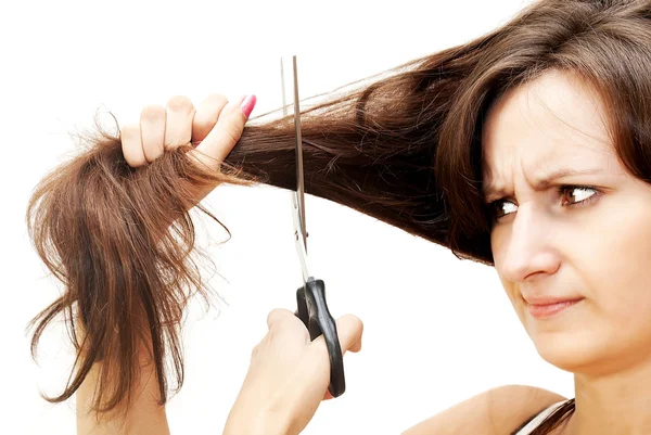 A kép egy lány, aki csökkenti a haját — Stock Fotó