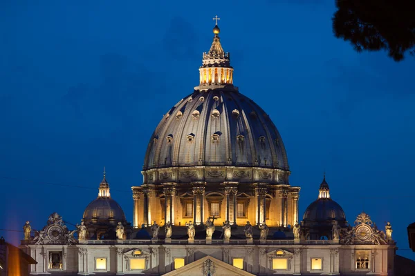 Blick auf die Kuppel des Petersdoms — Stockfoto