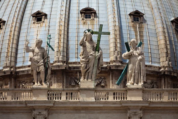 サン ・ ピエトロ大聖堂のクーポラを表示します。 — ストック写真