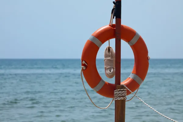 Рятувальний жилет на пляжі — стокове фото