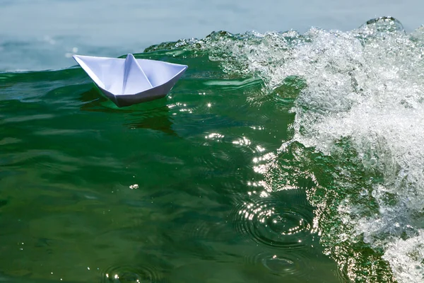 Barco de papel luchando con enormes olas espumosas — Foto de Stock