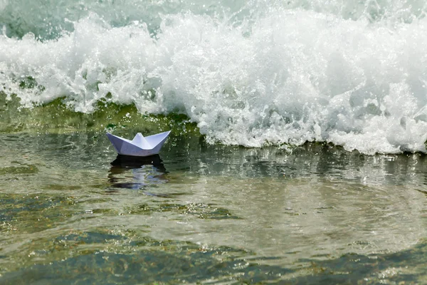 Barco de papel ahora mueren en una ola enorme — Foto de Stock