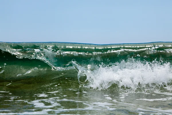 Les vagues mousseuses de la mer — Photo