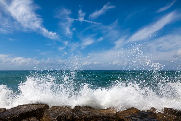 Vågorna bryter på en stenig strand — Stockfoto