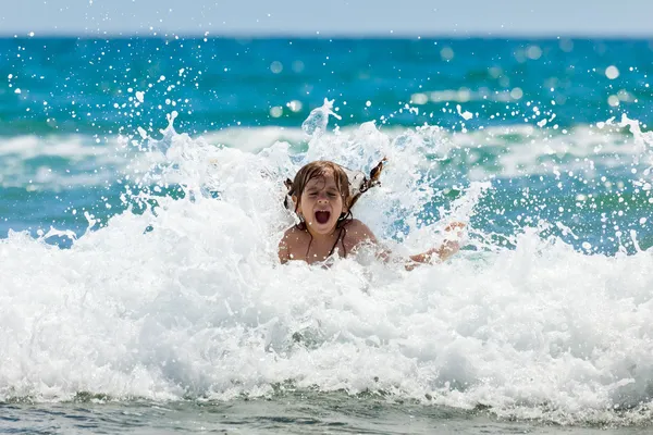 Κοριτσάκι στη θάλασσα στην ηλιόλουστη ημέρα — Φωτογραφία Αρχείου