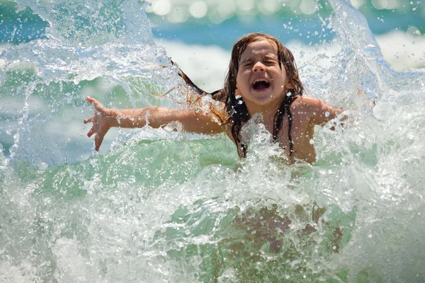 Menina no mar em dia ensolarado — Fotografia de Stock