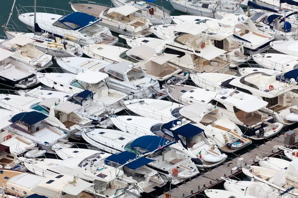 Duży parking łodzi — Zdjęcie stockowe