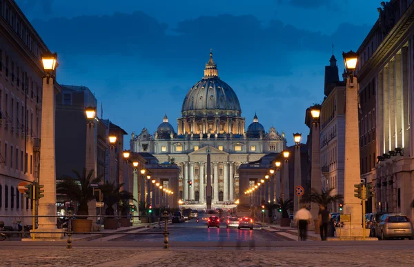 A magnífica vista noturna da Basílica de São Pedro em Roma — Fotografia de Stock