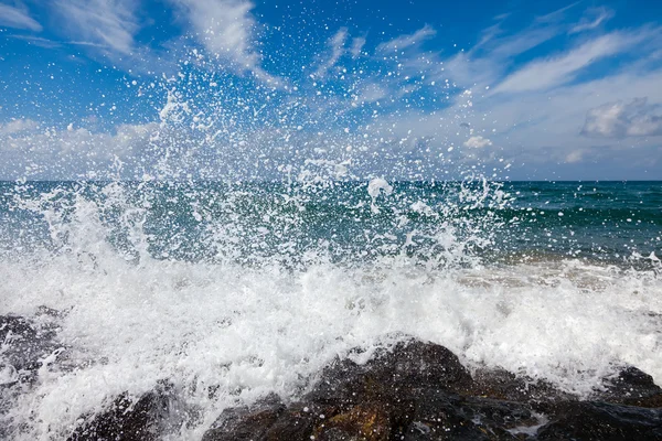 Le onde che si infrangono su una spiaggia rocciosa — Foto Stock
