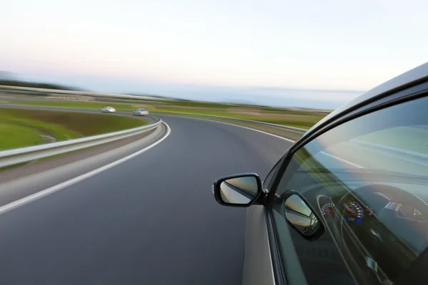 Автомобиль едет очень быстро, чтобы повернуть проселочную дорогу — стоковое фото