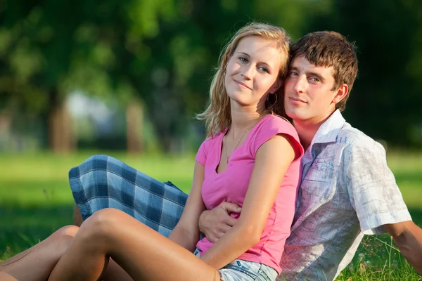 Couple reposant sur l'herbe dans le parc — Photo