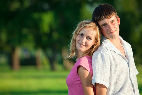 A couple of lovers in the summer are in the park early in the ev — Stock Photo, Image