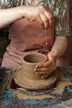 Potter bir sürahi Çömlekçilik direksiyonda oluşturur.