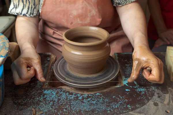 Potter creates a pitcher on a pottery wheel — Stock Photo, Image
