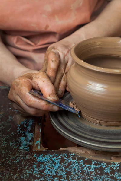 Pembuat tembikar menciptakan kendi pada roda tembikar — Stok Foto