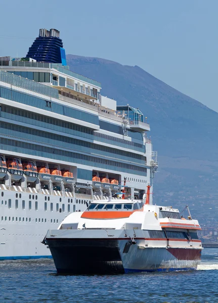 Passagier-Katamaran und ein großes Kreuzfahrtschiff — Stockfoto