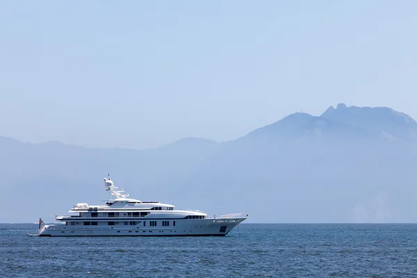 Yacht da crociera in mare sullo sfondo delle montagne — Foto Stock