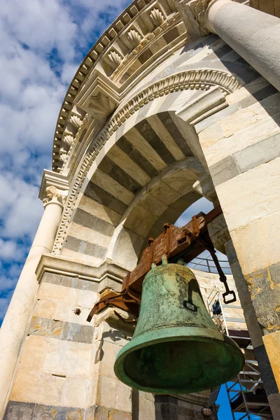 Bell van de scheve toren in pisa — Stockfoto