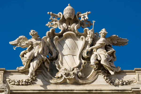 Rzeźbiarstwo dachu Fontanna di Trevi — Zdjęcie stockowe