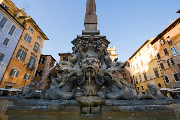 Çeşme üzerindeki piazza della rotonda — Stok fotoğraf