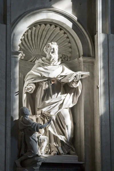 Escultura dentro de la Basílica de San Pedro en Roma, Italia — Foto de Stock