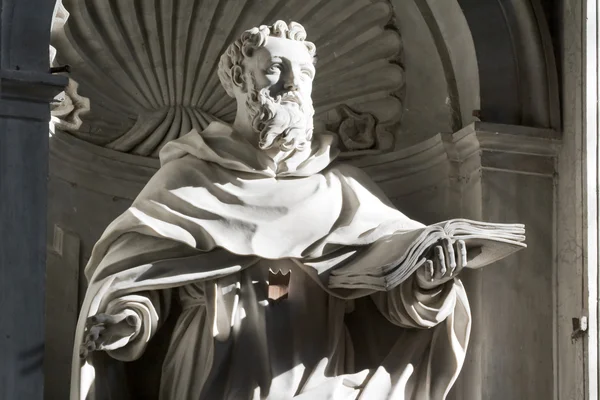 Скульптура в базилике Святого Петра в Риме, Италия — стоковое фото
