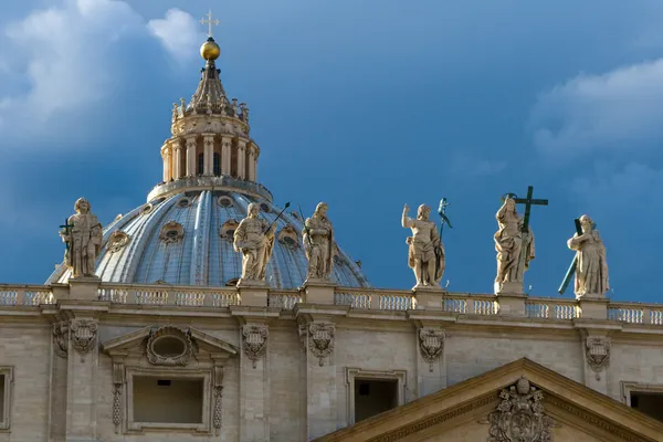 Купол Микеланджело со статуями базилики Святого Петра — стоковое фото