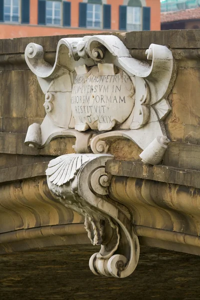 Escudo de edificio de piedra adornado — Foto de Stock