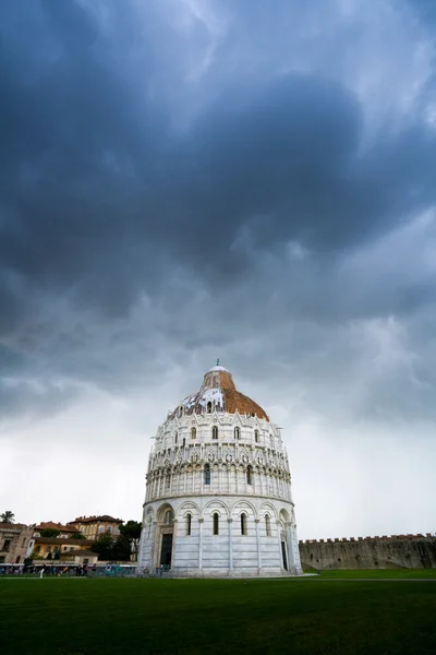 在意大利比萨大教堂的 baptistery — 图库照片