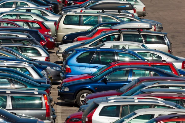Lotes de carros de estacionamento na cidade — Fotografia de Stock
