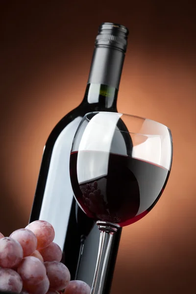 Láhev červeného vína a vinné sklenky closeup — Stock fotografie